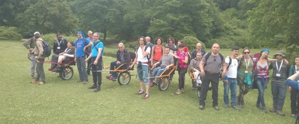 gruppo di persone pronte per l'escursione tra cui alcune in carrozzina