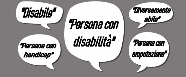 cinque fumetti con scritto "persona con disabilità", "disabile", "diversamente abile", "persona con amputazione", "persona con menomazione"