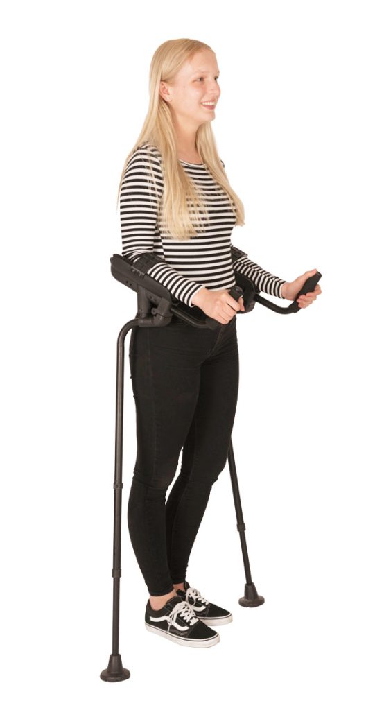 ragazza con stampelle