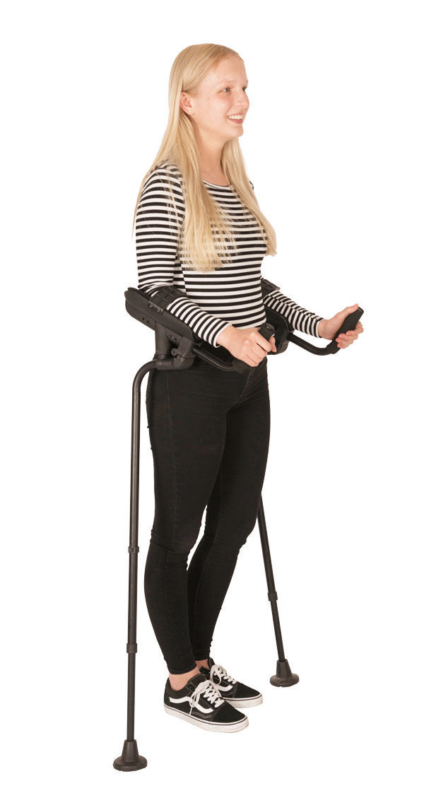 ragazza con stampelle