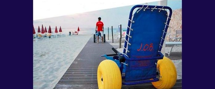 sedia job con passerella e mare all'orizzonte