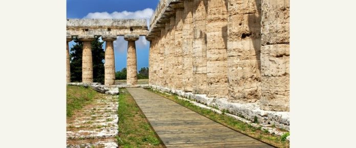 panorama di Paestum con una passerella aggiunta virtualmente