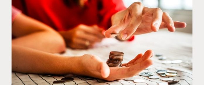 mani che contano delle monete