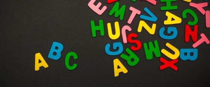 lette colorate sparse su una lavagna