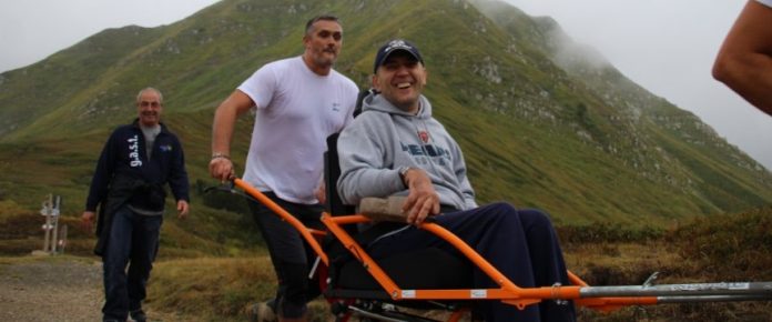 ragazzi del gruppo GAST in montagna con la joelette