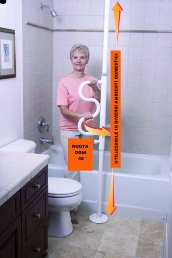 signora esce dalla vasca sostenendosi alla maniglia verticale Pole