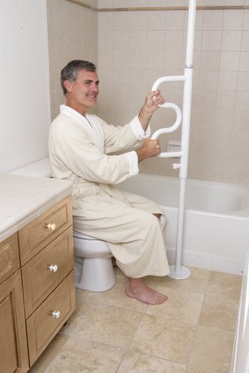 signora si alza dal wc sostenendosi alla maniglia verticale Pole