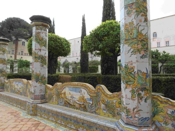 Monastero di Santa Chiara Chiostro Maiolicato