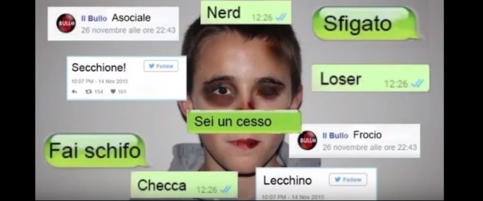spezzone di video con un ragazzo con un occhio nero e vari insulti intorno