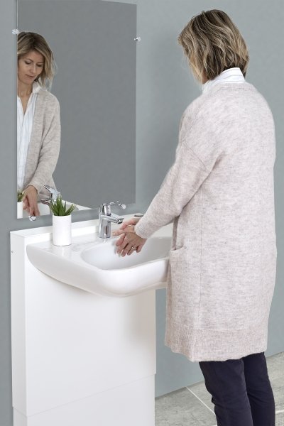 donna davanti al lavandino regolabile Standard