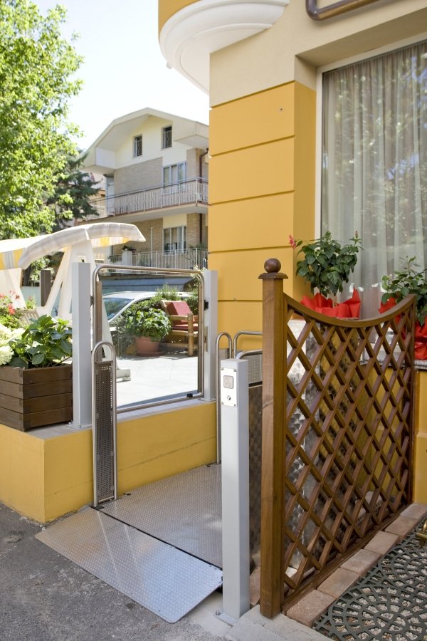 Silver di Vimec, la piattaforma elevatrice per disabili in carrozzina facile da installare e sicura da usare piattaforma disabili ingresso casa 1