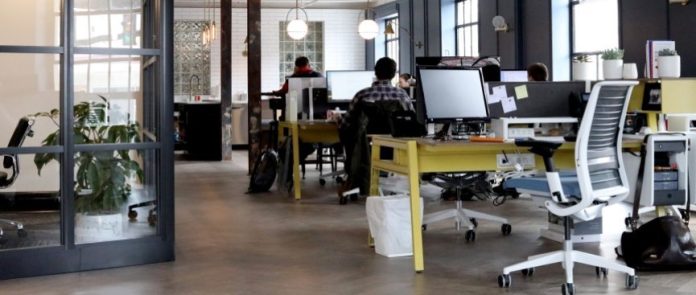 ufficio con persone al computer