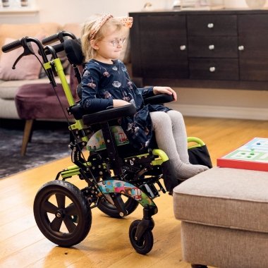 bambina su carrozzina Neatech Levia Basculante