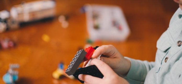 bambino che gioca con i lego