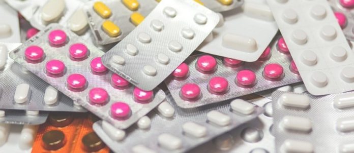 vari blister con pillole e medicine