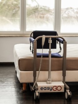 Sollevatore elettrico (gruetta disabili) EasyGo per trasferire persone disabili e anziane su letto, bagno, auto gruetta disabili letto