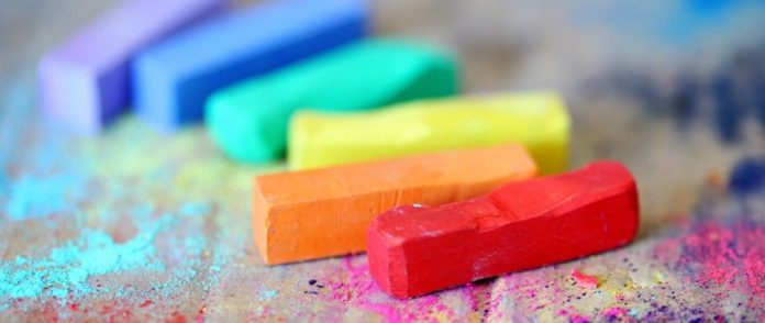 gessetti colorati simbolo di uguaglianza