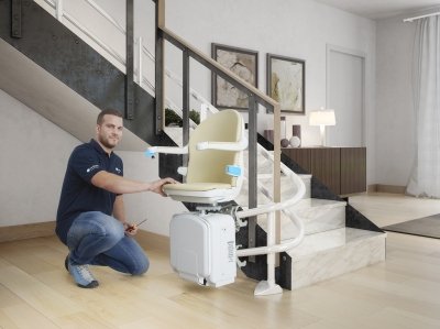 tecnico fa un sopralluogo per installazione montascale