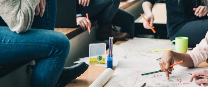 ragazzi che parlano e disegnano