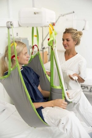 sollevatore altair con paziente e infermiera