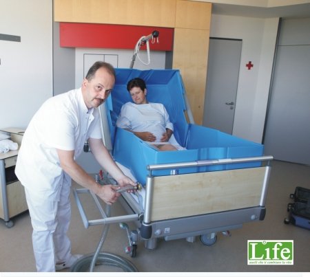 Igiene allettati: AcquaBed, il kit per lavare nel letto anziani, disabili e ammalati AcquaBed telo bagno doccia letto scarico 1
