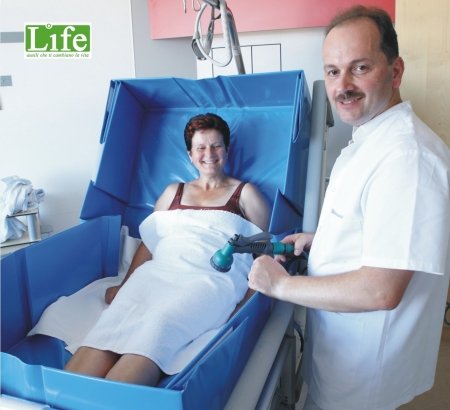 Igiene allettati: AcquaBed, il kit per lavare nel letto anziani, disabili e ammalati AcquaBed telo bagno letto istallato 1