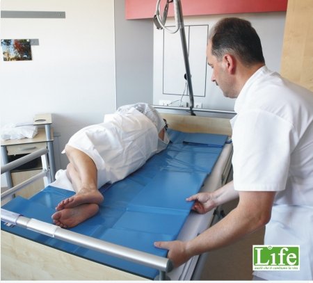 Igiene allettati: AcquaBed, il kit per lavare nel letto anziani, disabili e ammalati AcquaBed telo bagno letto istallazione 1