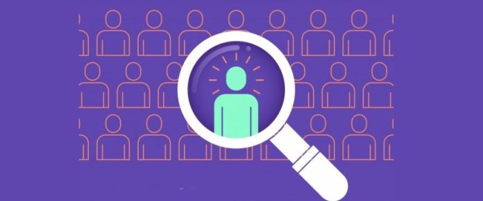 silhoutte di persone e una lente di ingradimento che evidenzia una fra tutte