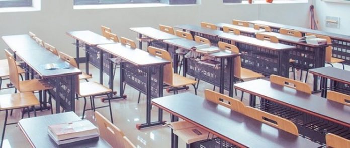 aula di scuola con banchi