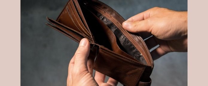 mani che aprono un portafoglio vuoto