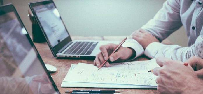 due collaboratori in un ufficio