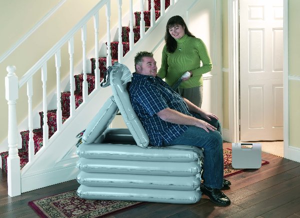 uomo seduto sulla poltroncina a messa in piedi