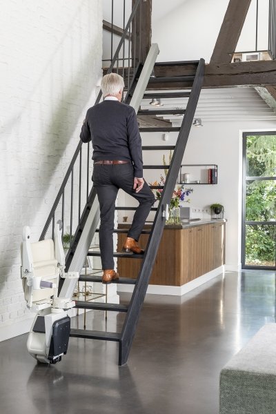 montascale chiuso e scale libere