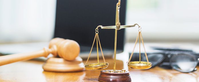 bilancia e martelletto da giudice