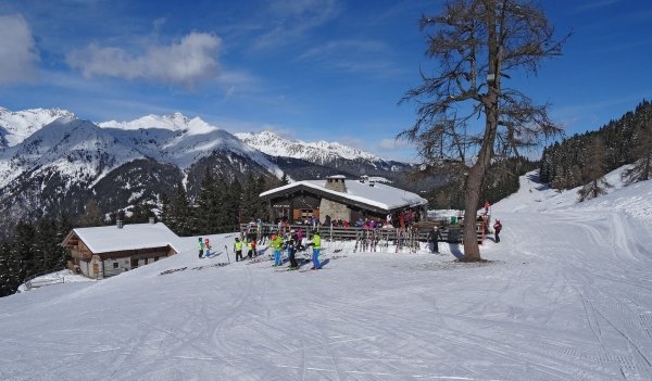 sciatori a madonna di campiglio