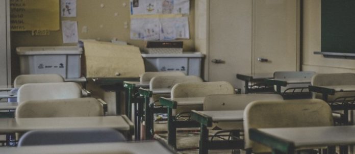 banchi di scuola vuoti