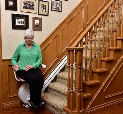 signora seduta su scalara scale dritte