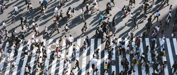 visuale dall'alto di un attraversamento pedonale pieno di persone
