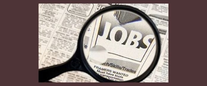 lente di ingrandimento su foglio di giornale sopra la parola jobs