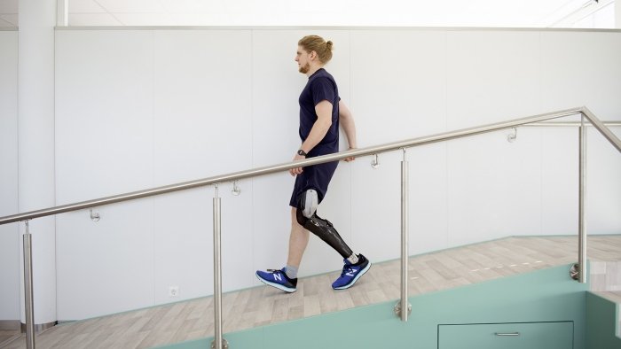 ragazzo cammina con ortesi di gamba ottobock