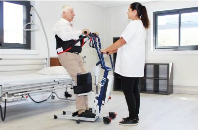 assistente aiuta anziano a sollevarsi col sollevatore anziani way up 5