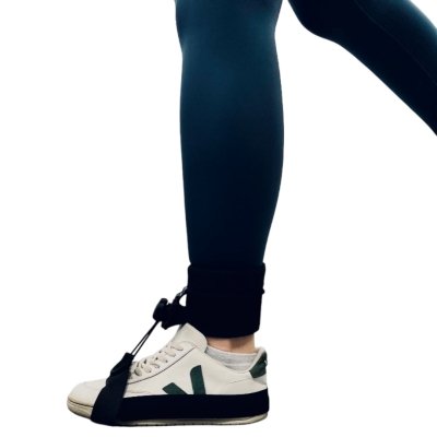 dettaglio del piede di una persona che indossa ExoAnkle