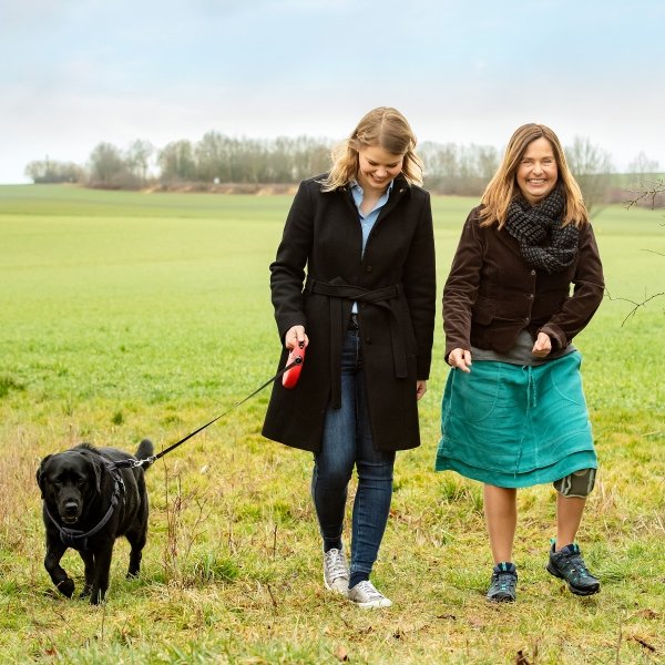 donna cammina indossando l'elettrostimolatore