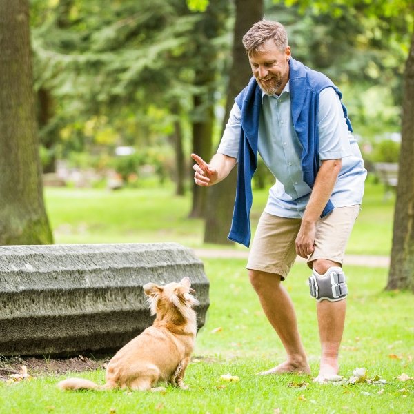 Difficoltà a camminare: elettrostimolazione funzionale L300 Go di Ottobock per il recupero del controllo di piede e ginocchio elettrostimolatore utente attivo 1