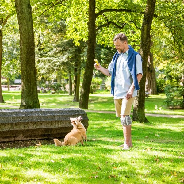 Difficoltà a camminare: elettrostimolazione funzionale L300 Go di Ottobock per il recupero del controllo di piede e ginocchio elettrostimolatore utente attivo 3 1