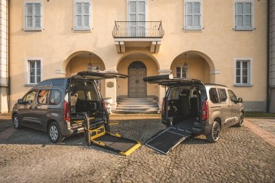 due mezzi allestiti per trasporto carrozzine 