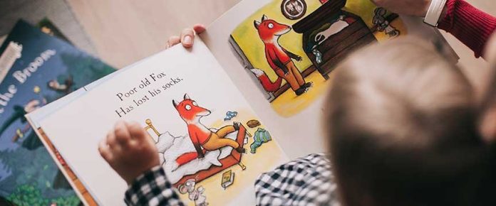 bambino che legge un libro