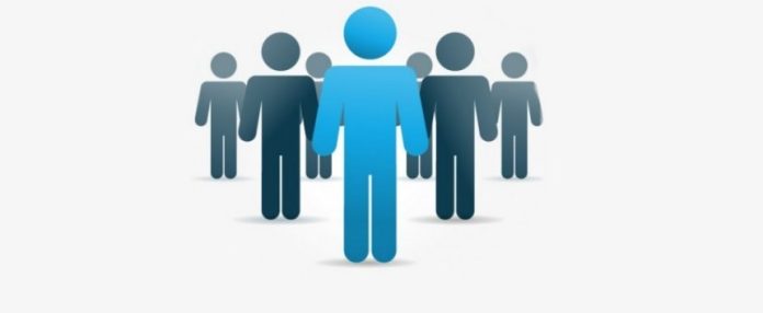 sagome di uomini con scritto caregiver familiare