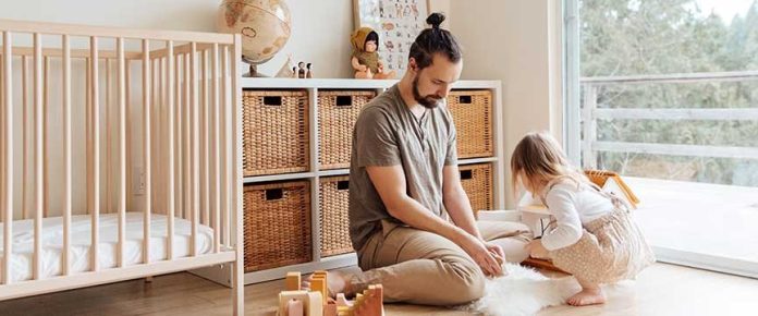 papà in casa con una bambina