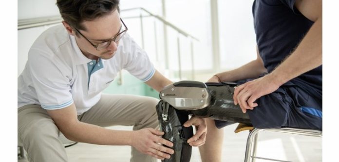 tecnico effettua regolazioni su ortesi di gamba